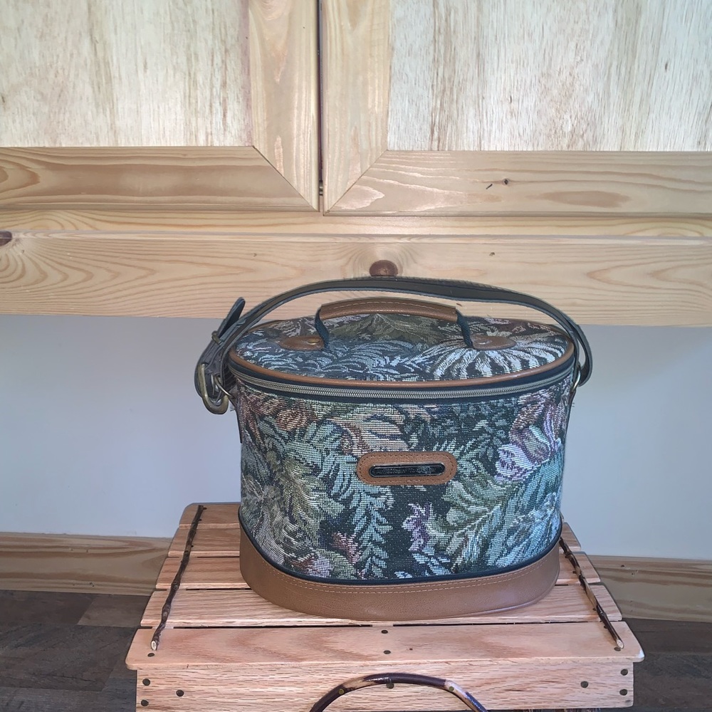 American Tourister vintage 80’s tapestry floral carry on train case